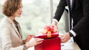 9 רעיונות מגניבים למתנות שוות לעובדים